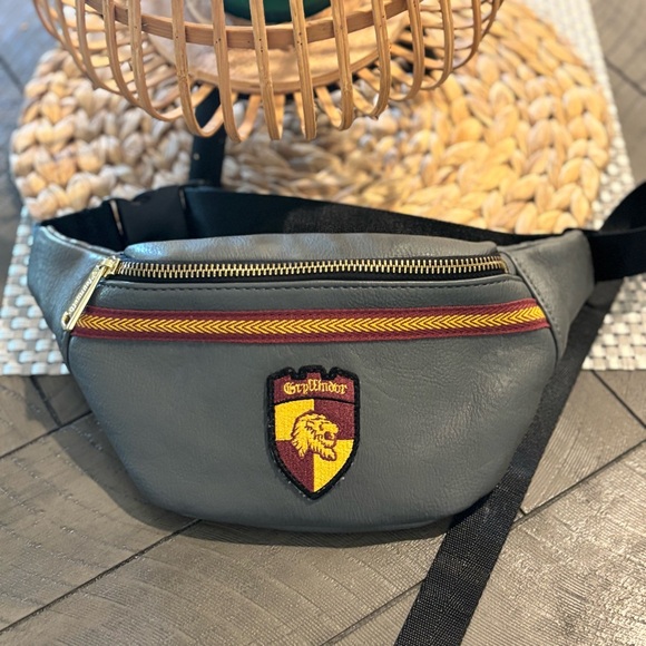 Like New Loungefly Harry Potter Gryffindor Waist Bag / Fanny Pack - Picture 2 of 6